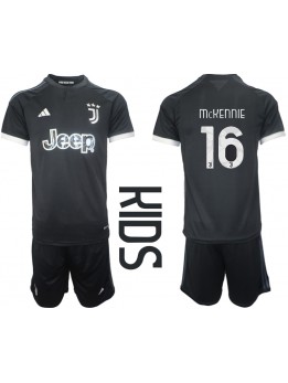 Juventus Weston McKennie #16 Ausweichtrikot für Kinder 2023-24 Kurzarm (+ Kurze Hosen)